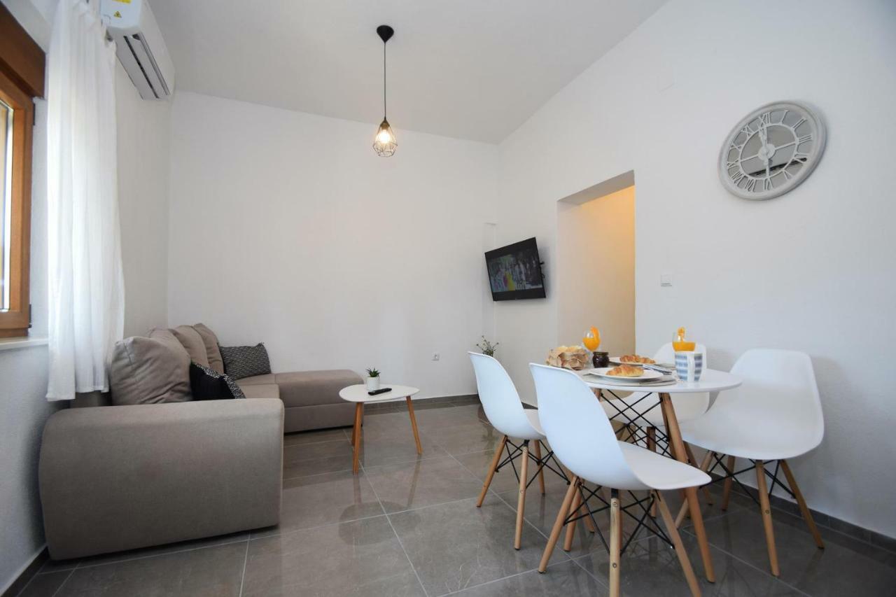 Apartmani 4 Palme Starigrad Paklenica Exterior photo